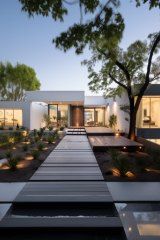 Fachada de casa moderna ao entardecer
